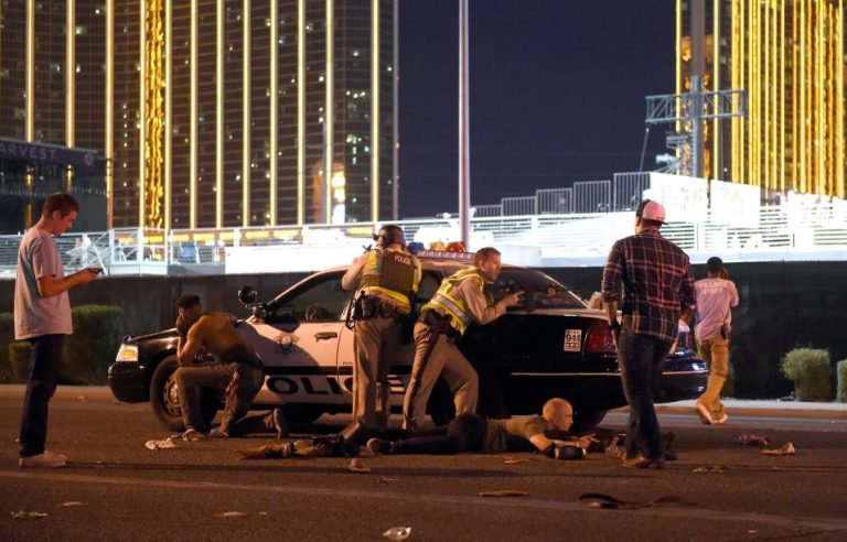 Más de 20 muertos y 100 heridos en un tiroteo masivo en un festival de música country en Las Vegas