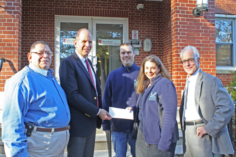 KAZDIN POOLS & SPAS APOYA A LOS AUDREY Y MARTIN GRUSS CENTRO DE CORAZÓN Y TIEMPO EN STONY BROOK SOUTHAMPTON HOSPITAL