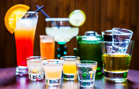 Los adultos en los EE. UU. consumen 17 000 millones de bebidas alcohólicas  en atracón al año | Integrando Culturas