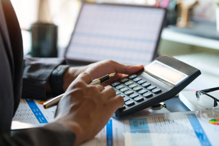 ¿Te preocupa cómo manejar tus finanzas?