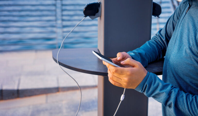 Protege tu teléfono: ¡cuidado con el «juice jacking» al viajar!